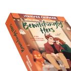 Auf der Buchcoverillustration steht: "Jennifer Chipman, Bewitchingly Hers: Eine Halloween-Lovestory." Ein Paar sitzt zusammen.