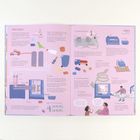 Text: "SPRITZGUSS, ANLIEFERN, FORMEN, REINIGEN UND WARTEN, BEDRUCKEN."  
Illustration: Eine Fabrikproduktion mit Arbeitsschritten.