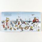 Ein Bär läuft bis zum Strand. Figuren spielen im Schnee. Eine Kuh fährt auf einem Schneemobil. Fröhliche Winterlandschaft.