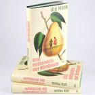 Buchtitel: "Und mittendrin der Birnbaum" von Ute Mank. Das Cover zeigt eine Birne mit zwei Menschen, Logo "dtv".