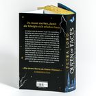 Rückseite eines Buchcovers mit Text: "Du musst sterben, damit die Königin sich erheben kann." Titel: "QUEEN OF FACES".