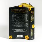 Buchrückentext über Verlust und Neuanfang von zwei Männern. Titel: "Doppelt so viel Leben". Gelbe Blumen verzieren den Umschlag.