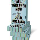 Text: „ALL TOGETHER NOW. Roman. Julie Buxbaum“. Bücherstapel mit bunten Linien auf hellblauem Hintergrund.