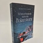 Buchtitel: "Winterfunkeln unterm Polarstern". Autorin: Kerstin Garde. Cover: Schneelandschaft mit Haus und Sternenhimmel.