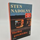 "SPIEGEL Bestseller-Autor" auf rotem Banner; "STEN NADOLNY" und "Herbstgeschichte" auf Buchcover, mit dunkler Illustration.
