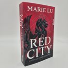 Buchtitel "RED CITY" von Marie Lu. Untertitel: "Macht hat immer einen Preis." Rotes Cover mit abstraktem Löwen.