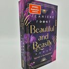 Auf türkisfarbenem Cover steht: "Beautiful and Beastly - Verliebt in die Dunkelheit" von Jeaniene Frost. Bücherstapel.