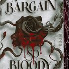 Text: "A BARGAIN SO BLOODY", "Roman", "Vasilisa Drake". 
Illustration: Blutige schwarze Rose mit roten Tropfen, grauer Hintergrund.