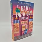 "The Baby Dragon Bakery" ist der Titel eines Buches. Darauf ein kleiner blauer Drache vor einer Bäckerei.