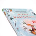 "Hilda Hasenherz" von Tobias Goldfarb. Illustration: Ein Hase mit Schal in winterlicher Landschaft.