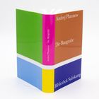„Andrej Platonow Die Baugrube“ in weißen Buchstaben. Buch in grün, braun, blau und pink.