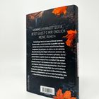 Text: »HIMMELHERGOTTZEFIX, JETZT LASST'S MIR ENDLICH MEINE RUHE!« Darunter herbstliche Blätter und Waldhintergrund.