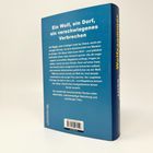 Ein Buchrücken mit dem Text: "Ein Wolf, ein Dorf, ein verschwiegenes Verbrechen" in weiß auf blauem Hintergrund.