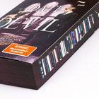 "SPIEGEL Bestseller-Autorin" steht auf einem orangefarbenen Aufkleber. Darunter sind Figuren vor gotischen Fenstern.