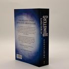 Der Text auf dem Buchrücken beginnt mit "Der Beginn eines epischen Abenteuers". Titel: "He Who Fights With Monsters".