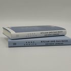 Zwei Bücher liegen übereinander, Titel: „Kylian und das Buch meines Lebens“ von Anne Akrich, graue Buchrücken.