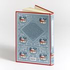 Ein Buch mit weihnachtlicher Illustration, zeigt Rentiere, verschneite Häuser und dekorativen Schnörkeln. Text beschreibt Geschichten.