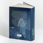 Ein Buch mit blauem Einband zeigt Text über Georg Forsters Reise mit Captain Cook. Der Buchrücken trägt seinen Namen.