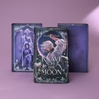 Der Titel "The Knave & The Moon" von Rachel Gillig ziert den Buchumschlag. Es ist ein Roman, kunstvoll gestaltet.