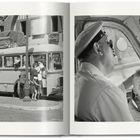 Linke Seite: "TATI SHOOTS". Rechte Seite: "MONSIEUR HULOT'S HOLIDAY". Links ist ein Bus mit Menschen und Gepäck. Rechts ein Fahrer und Kind.