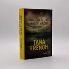 "Wie ein Fluss in der Nacht", Roman von Tana French. Fischer-Logo. Dunkles, stimmungsvolles Cover mit unscharfen Linien.