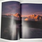 28. Berglandschaft mit Schneegipfeln im Abendrot, darunter dunkles Tal, darüber sternenklarer Himmel.