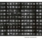 Radenko Milak – Hotel Panama, 2025. Schwarz-weiß Illustration eines Gebäudes mit beleuchteten Fenstern und Silhouetten.