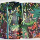 Links Text: „Sasha Pierce, Old Growth Forest, oil and mixed...“. Bunte abstrakte Formen, überwiegend in Grün- und Erdtönen.