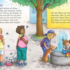 Eine Illustration mit Kindern, die Eis essen, einem Hund, Katzen, Tauben und einem Eichhörnchen bei einem Brunnen.