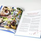SAFTIGES KAROTTEN-MAISBROT. Rezepttext mit Zutaten und Zubereitungsschritten. Links: gestapelte Brotstücke mit Honig.