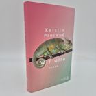 Auf rosa-grünem Cover steht: "Kerstin Preiwuß, wir alle, ROMAN". Ein Chamäleon sitzt auf einem Ast.