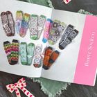 Text: "Bunte Socken". Verschiedene Sockenpaare mit bunten, teilweise geometrischen Mustern auf einer offenen Seite. 