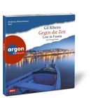 „Gil Ribeiro: Gegen die Zeit - Lost in Fuseta. Ein Portugal-Krimi.“ Boot im Vordergrund, Stadtansicht bei Nacht.