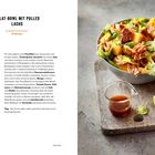 "Salat-Bowl mit Pulled Lachs. Zubereitungszeit: 10 Minuten." Rechts steht eine Schüssel mit Salat und einem kleinen Glas mit Sauce.
