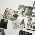 Verschiedene Illustrationen mit grafischen Szenen und Personen. Ein Umschlag und Blätter mit handgeschriebenen Zeichen.