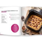 Rezept für Maxi-Cookie Pekan-Chocolate-Chip. Zutatenliste und Zubereitung auf der linken Seite; rechts ein gebackener Cookie.