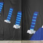 Abstrakte Illustration mit blauen, gestreiften Formen auf schwarzem Hintergrund, die diagonal verlaufen.