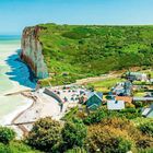"HAUTE-NORMANDIE" oben, unten: "Die Alabasterküste bietet immer neue dramatisch-schöne Ausblicke." Küstenklippen und Häuser.