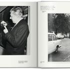 Links Unterhaltungen über Filme. Rechts wird Tati in London 1966 gezeigt, wie er witzig auf einer Straße posiert.