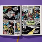 Comicseiten mit Raumschiffen, Figuren in futuristischen Anzügen und Dialogen in Sprechblasen. Hintergrund ist lila.
