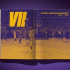 Große gelbe Ziffern “VII”, Text oben rechts: “MAMBA SAID KNOCK YOU OUT 2004—2018”. Basketballspieler jubeln.
