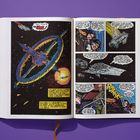 Ein Comicbuch auf lila Hintergrund zeigt Raumschiffe und Dialoge wie "That's the Wheel!" und "Commander, growl, we are now on...".