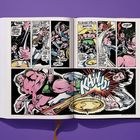 Comicbuch mit Panels. Texte: Geräusche wie "KA-WUMP", Dialoge zwischen Figuren. Handlung dynamisch und actionreich.