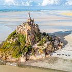 "BASSE-NORMANDIE" in großer Schrift, darunter Mont-Saint-Michel auf einer felsigen Insel umgeben von einem Küstenhintergrund.