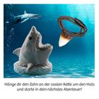 "Hänge dir den Zahn an der coolen Kette um den Hals und starte in dein nächstes Abenteuer!" zeigt Hai, Taucher, Halskette.