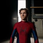 Keine sichtbaren Texte. Ein junger Mann im Spiderman-Kostüm steht in einem industriellen Raum.