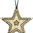 Text fehlt. Ein Sternanhänger mit grünen und goldenen Stickmustern sowie einem Aufhängeband.