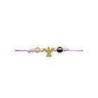 Ein schlichtes Armband mit violettem Band, goldenen Perlen, violetten Steinen und einem goldenen Engelsymbol in der Mitte.