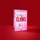 „Claws Out!“ von Bella Mackie, rosafarbener Buchumschlag mit illustrierten Händen und auffälligen Nägeln, vor rotem Hintergrund.
