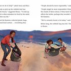 Zwei Kinder und eine Frau sammeln Müll am Strand in großen Beuteln unter blau-orangefarbenem Himmel.